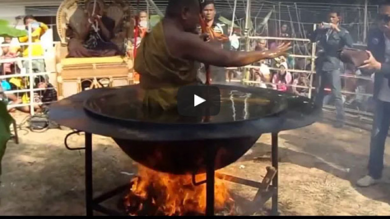 ভিডিও: ফুটন্ত তেলের কড়াইয়ে বসে ভিক্ষুকের অবিশ্বাস্য চমক! ভিডিও: ফুটন্ত তেলের কড়াইয়ে বসে ভিক্ষুকের অবিশ্বাস্য চমক!