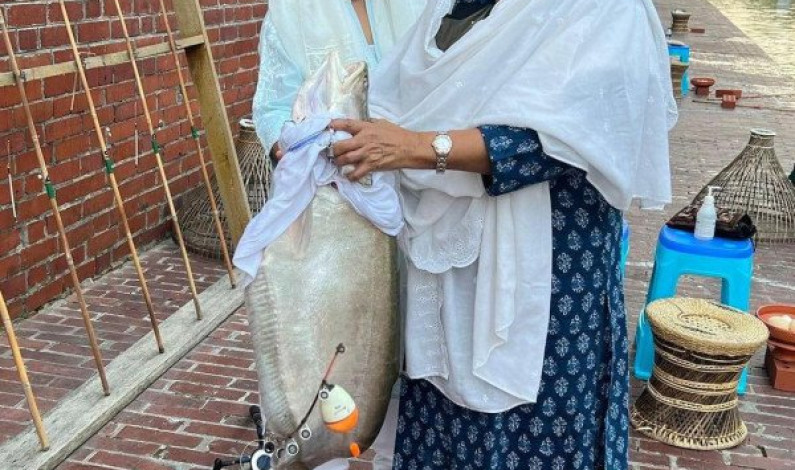 বড়সড় চিতল মাছ ধরেন প্রধানমন্ত্রী শেখ হাসিনা বড়সড় চিতল মাছ ধরেন প্রধানমন্ত্রী শেখ হাসিনা
